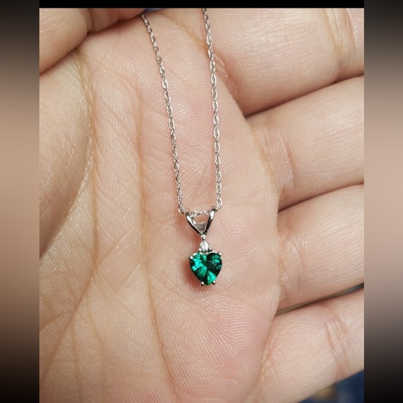 10K Solid White Gold Heart Emerald Diamond Necklace - Picture 11 of 12